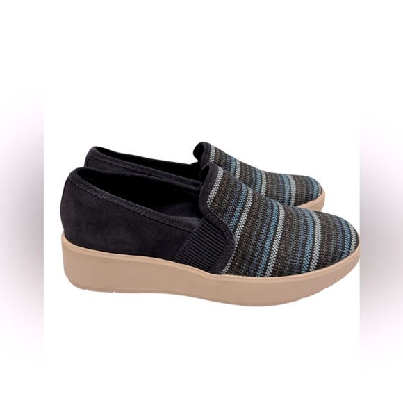 Clarks Collection Double Gore Slip-Ons Layton Navy Women’s Size 8 - Picture 1 of 6